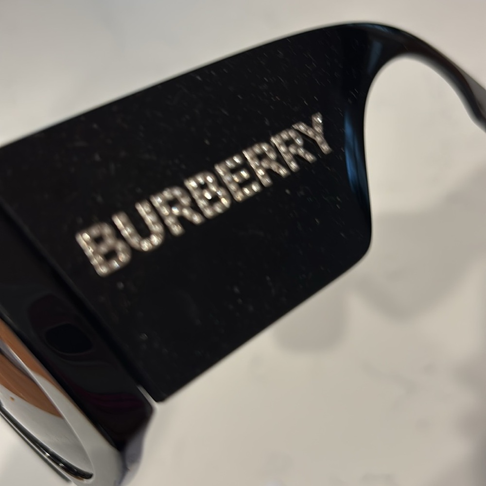 Burberry black sunglassesses - Picture 3 of 9